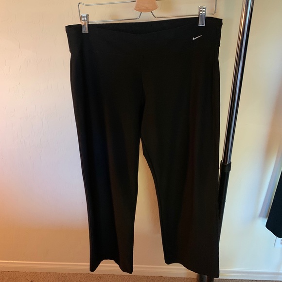 Nike women’s cropped leggings - Picture 1 of 3